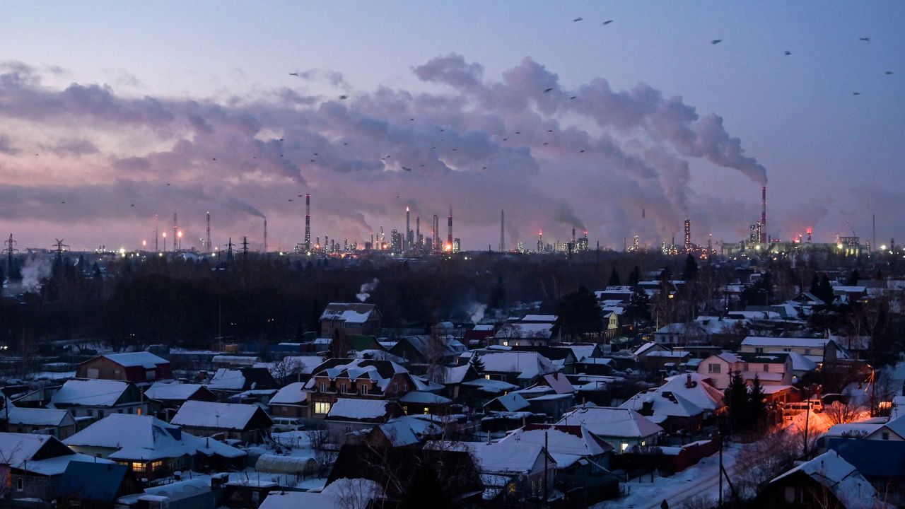 Đàn chim bay phía trên các tòa nhà tại một nhà máy lọc dầu ở thành phố Omsk, Siberia, Nga, vào ngày 8/2/2023. Ảnh: @AFP.