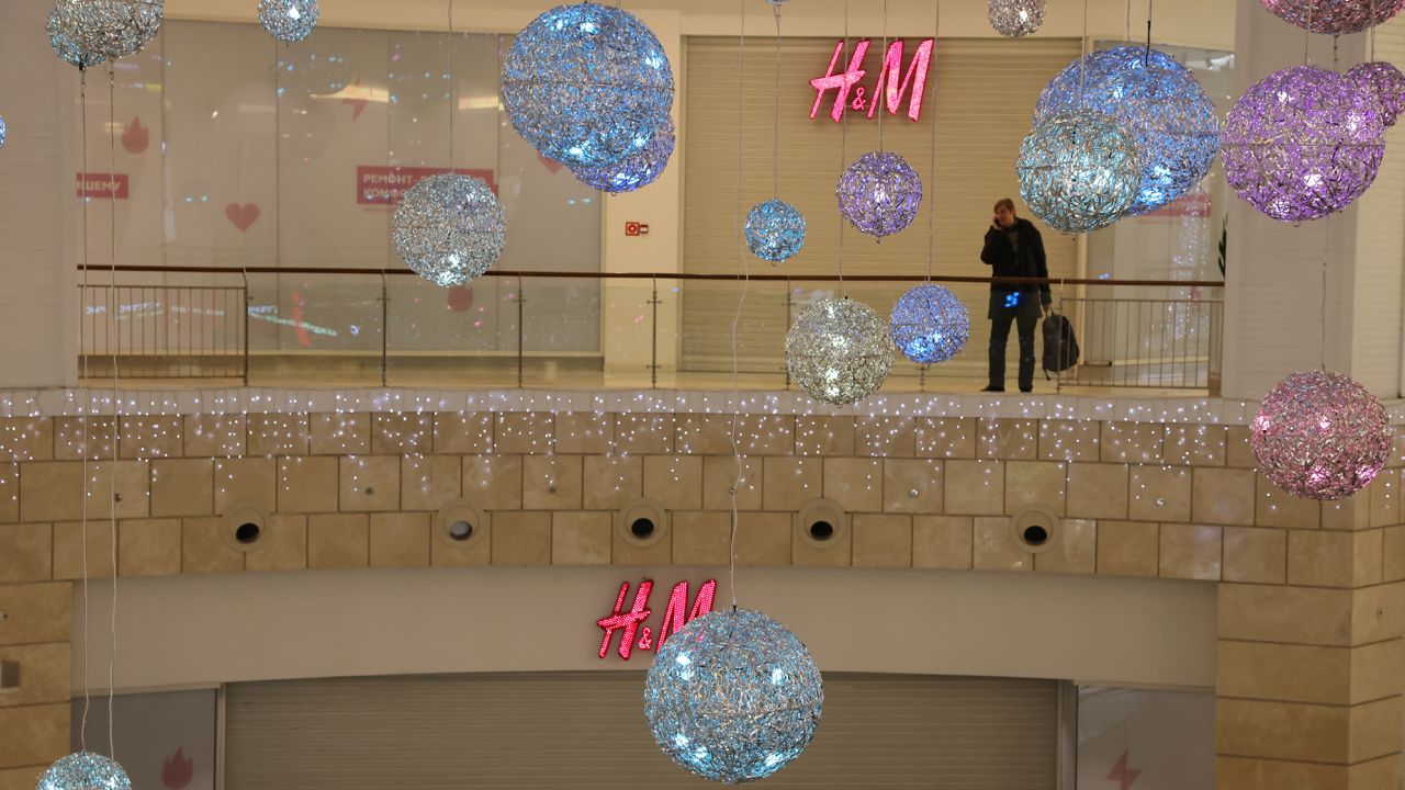 Một người đàn ông nói chuyện điện thoại gần một cửa hàng H&M đã đóng cửa vào ngày 15 tháng 12 năm 2022 tại Moscow, Nga. Ảnh: @AFP.