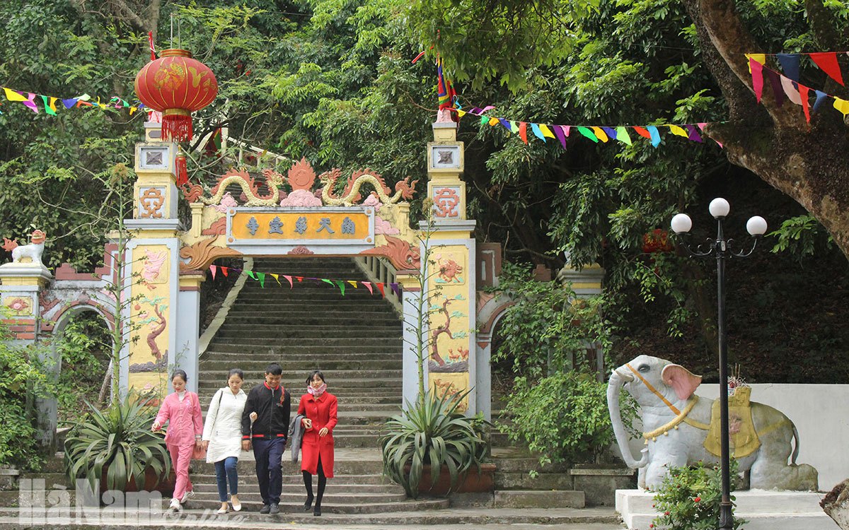 Một ngọn núi ở Hà Nam có chùa cổ với sự tích về vị tướng nhà Trần có lấy 24 bà vợ
