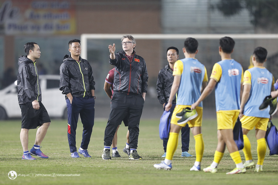 HLV Troussier muốn đôn cầu thủ U23 lên tập với ĐT Việt Nam - Ảnh 1.