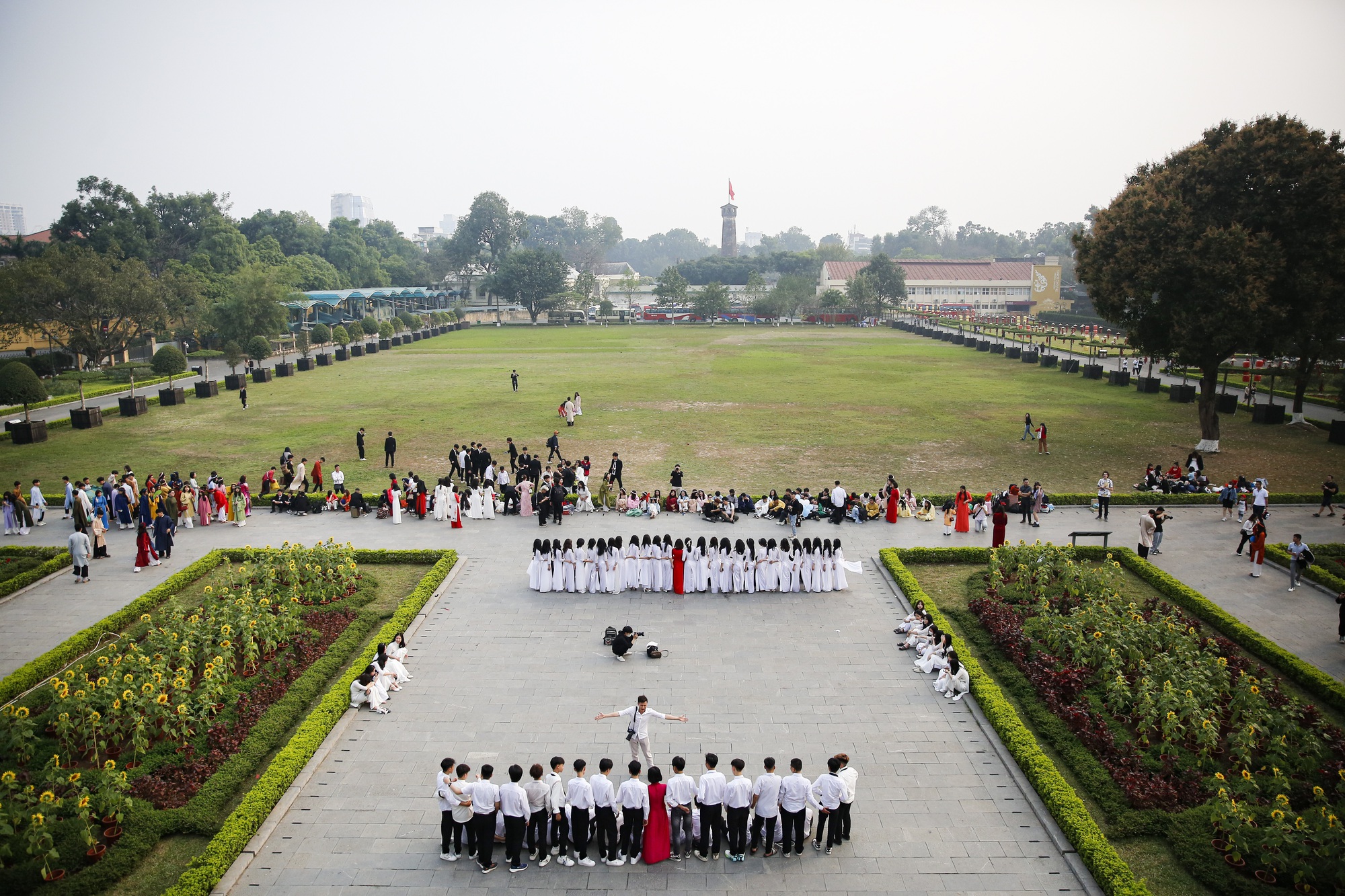Giới trẻ Hà Nội thi nhau diện cổ phục check-in tại Hoàng thành Thăng Long  - Ảnh 1.