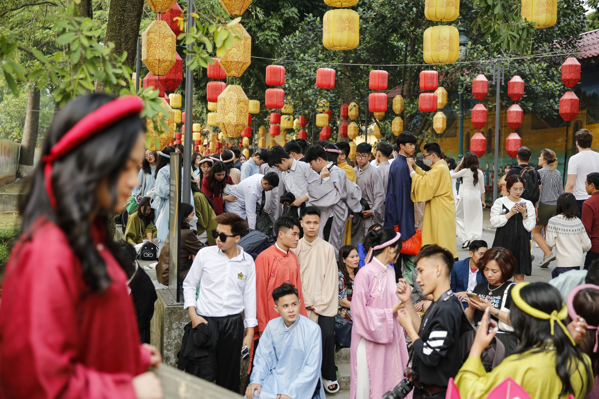 Giới trẻ Hà Nội thi nhau diện cổ phục check-in tại Hoàng thành Thăng Long  - Ảnh 2.