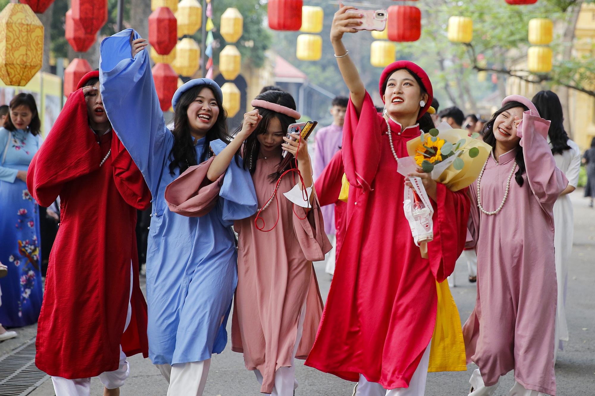 Giới trẻ Hà Nội thi nhau diện cổ phục check-in tại Hoàng thành Thăng Long  - Ảnh 4.