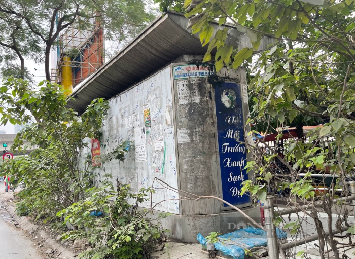 Trải nghiệm nhà vệ sinh công cộng ở Hà Nội: Nơi bỏ hoang ớn lạnh, nơi xuống cấp mất vệ sinh - Ảnh 4.