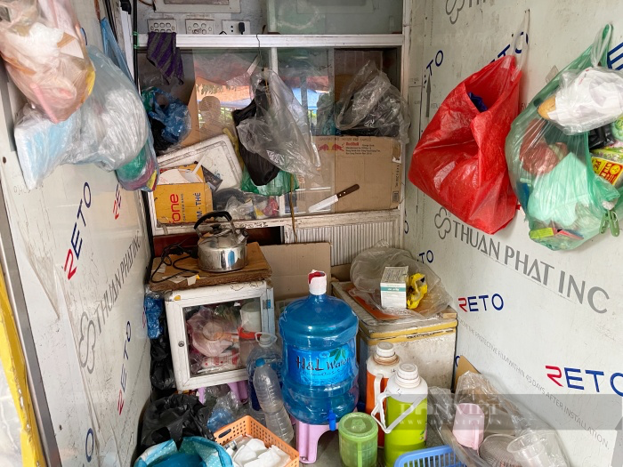 Trải nghiệm nhà vệ sinh công cộng ở Hà Nội: Nơi bỏ hoang ớn lạnh, nơi xuống cấp mất vệ sinh - Ảnh 6.