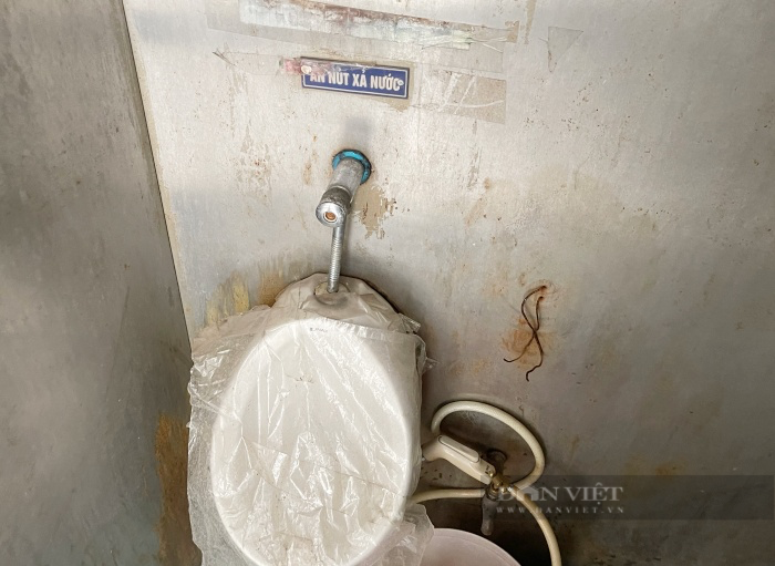 Trải nghiệm nhà vệ sinh công cộng ở Hà Nội: Nơi bỏ hoang ớn lạnh, nơi xuống cấp mất vệ sinh - Ảnh 7.
