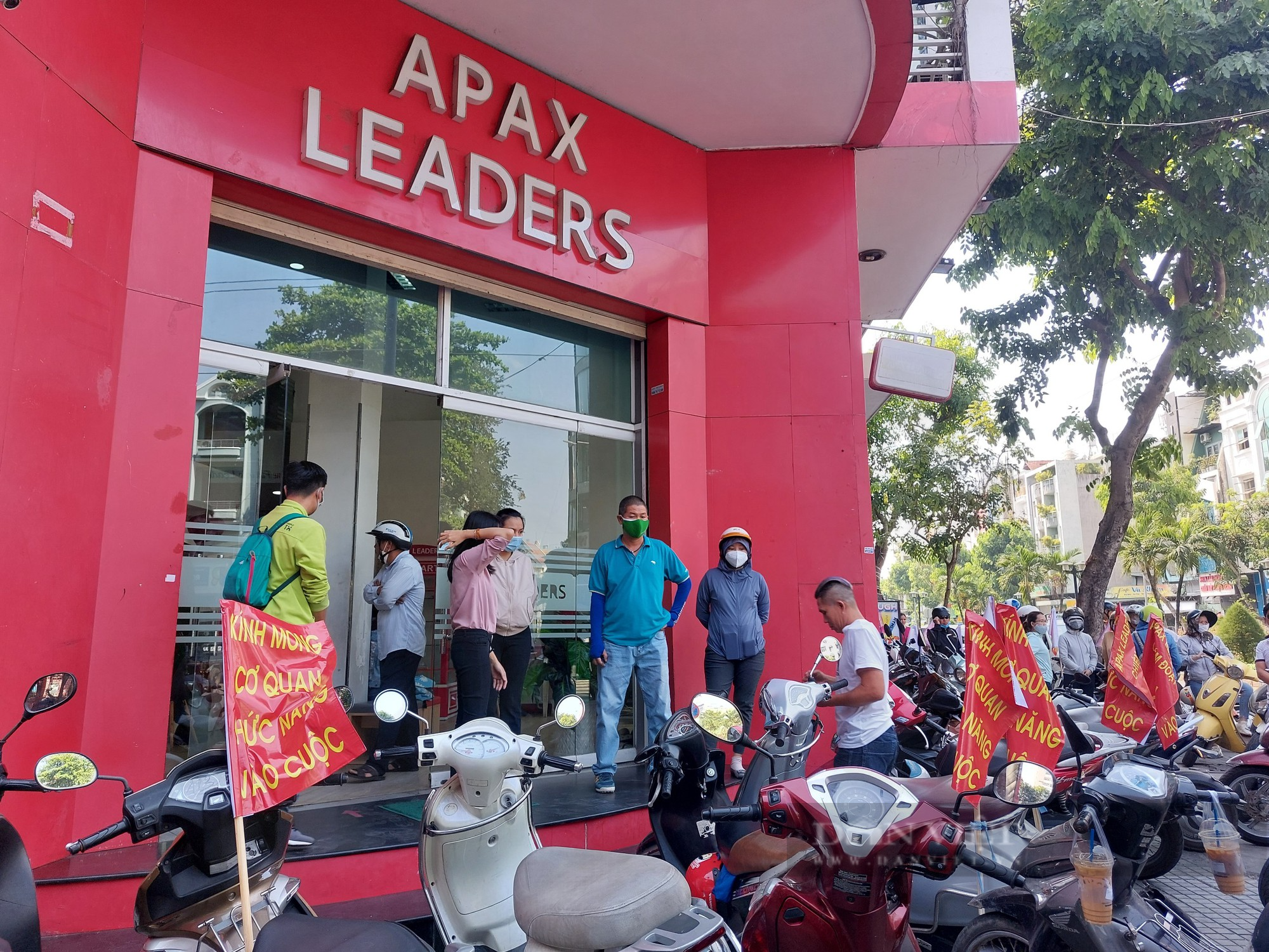 Vụ Apax Leaders: Phụ huynh diễu hành khắp phố để đòi học phí - Ảnh 2.