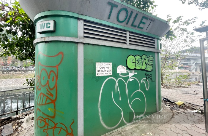 Ám ảnh nhà vệ sinh công cộng ở Hà Nội: Nhân viên lau dọn &quot;than&quot; mất bóng đèn, vòi xịt xảy ra như cơm bữa - Ảnh 1.