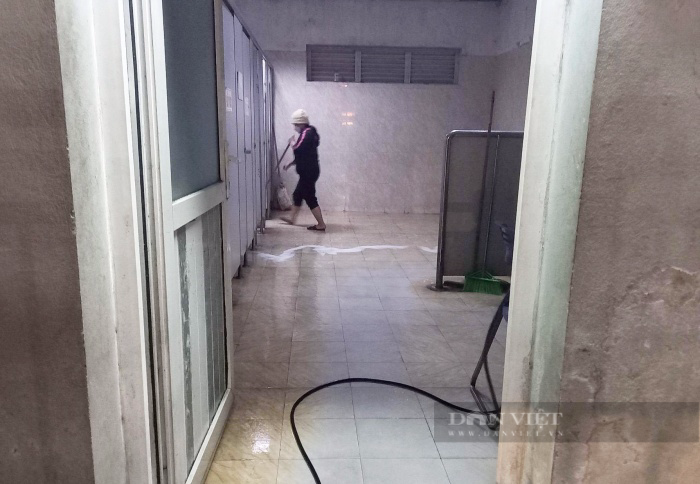 Ám ảnh nhà vệ sinh công cộng ở Hà Nội: Nhân viên lau dọn &quot;than&quot; mất bóng đèn, vòi xịt xảy ra như cơm bữa - Ảnh 3.