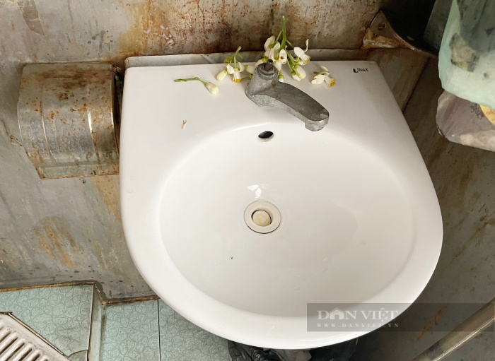 Ám ảnh nhà vệ sinh công cộng ở Hà Nội: Nhân viên lau dọn &quot;than&quot; mất bóng đèn, vòi xịt xảy ra như cơm bữa - Ảnh 5.