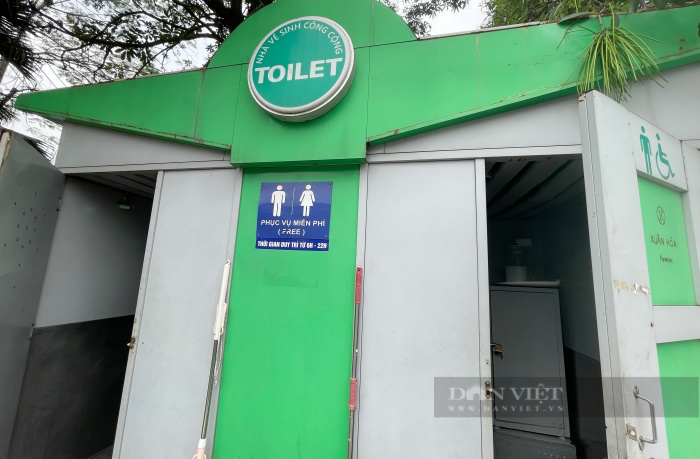 Ám ảnh nhà vệ sinh công cộng ở Hà Nội: Nhân viên lau dọn &quot;than&quot; mất bóng đèn, vòi xịt xảy ra như cơm bữa - Ảnh 6.