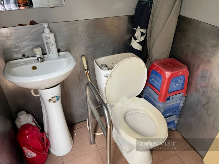 Ám ảnh nhà vệ sinh công cộng ở Hà Nội: Nhân viên lau dọn &quot;than&quot; mất bóng đèn, vòi xịt xảy ra như cơm bữa - Ảnh 7.