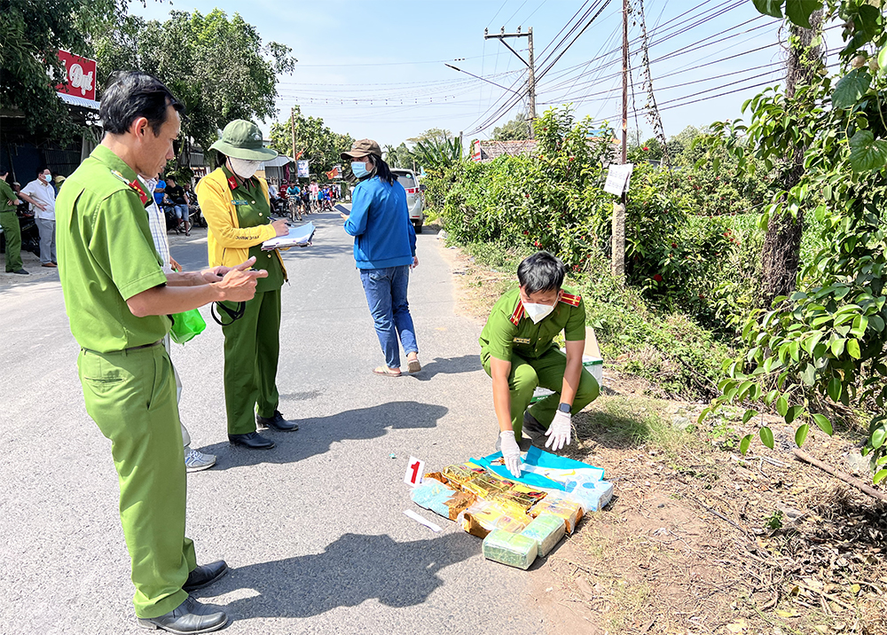 An Giang: Bắt 2 đối tượng vận chuyển khoảng 18,6 kg ma tuý từ Campuchia về Việt nam - Ảnh 2.