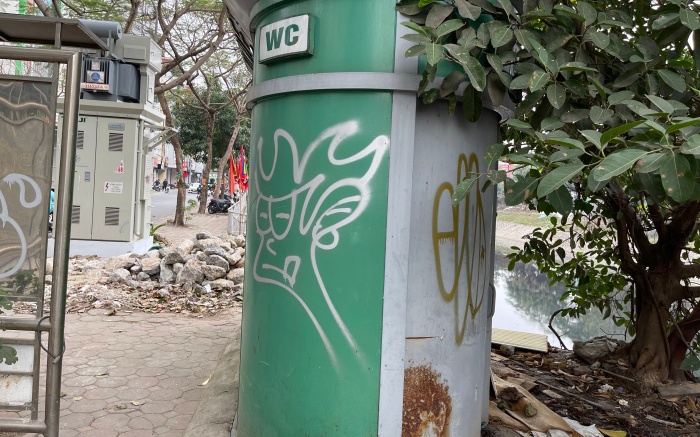 Trải nghiệm nhà vệ sinh công cộng ở Hà Nội: Nơi bỏ hoang ớn lạnh, nơi xuống cấp mất vệ sinh