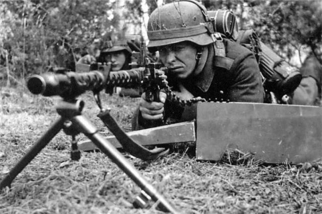 Vũ khí đáng sợ nhất của Đức đối với binh lính Liên Xô trong Thế chiến II là gì? - Ảnh 1.