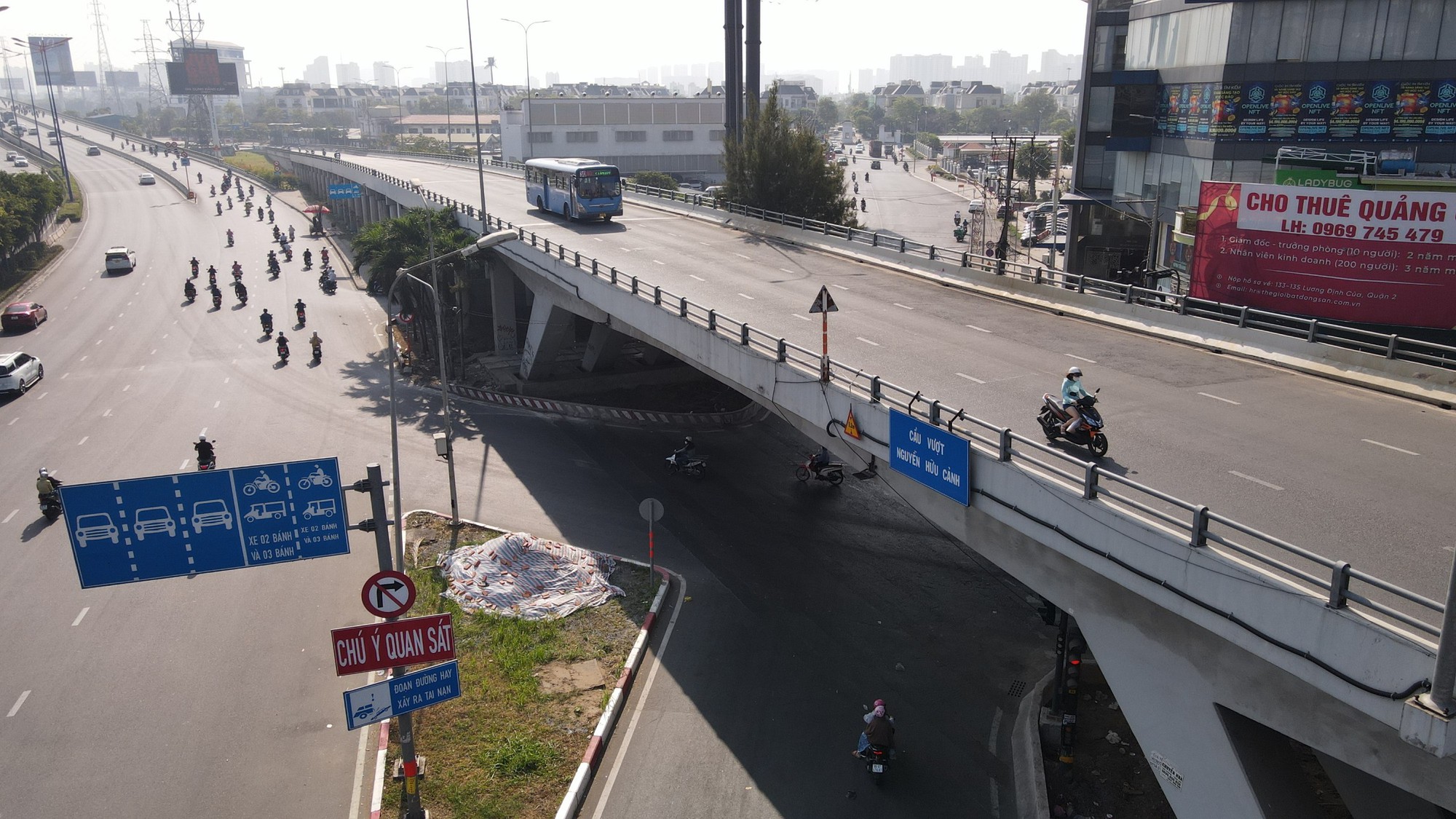 Sau 5 tháng sửa chữa, cầu vượt Nguyễn Hữu Cảnh chính thức thông xe - Ảnh 1.