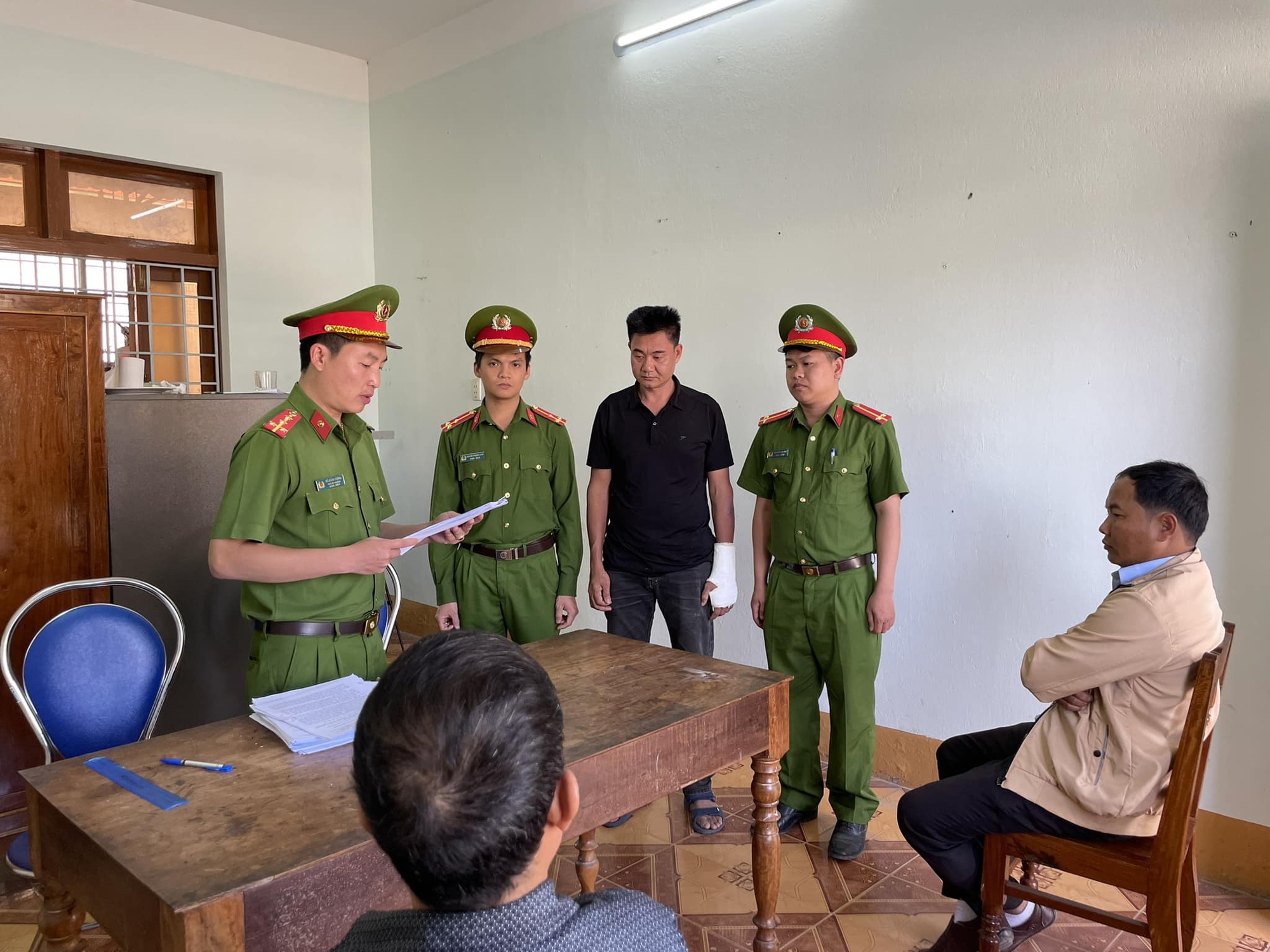 Tạm giam tài xế xe tải gây tai nạn khiến 2 cha con tử vong - Ảnh 1.