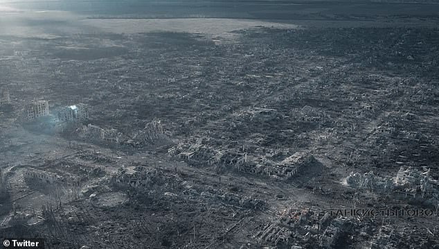 Chiến sự Ukraine: Hình ảnh gây sốc về thành phố từng là nơi sinh sống của 10 ngàn người nay như địa ngục trần gian - Ảnh 2.