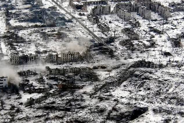 Chiến sự Ukraine: Hình ảnh gây sốc về thành phố từng là nơi sinh sống của 10 ngàn người nay như địa ngục trần gian - Ảnh 4.