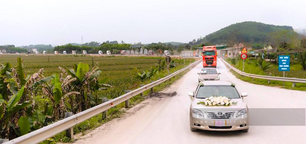 Hà Tĩnh: Chú rể rước dâu bằng 20 xe đầu kéo khiến nhà gái và làng xóm trầm trồ - Ảnh 7.