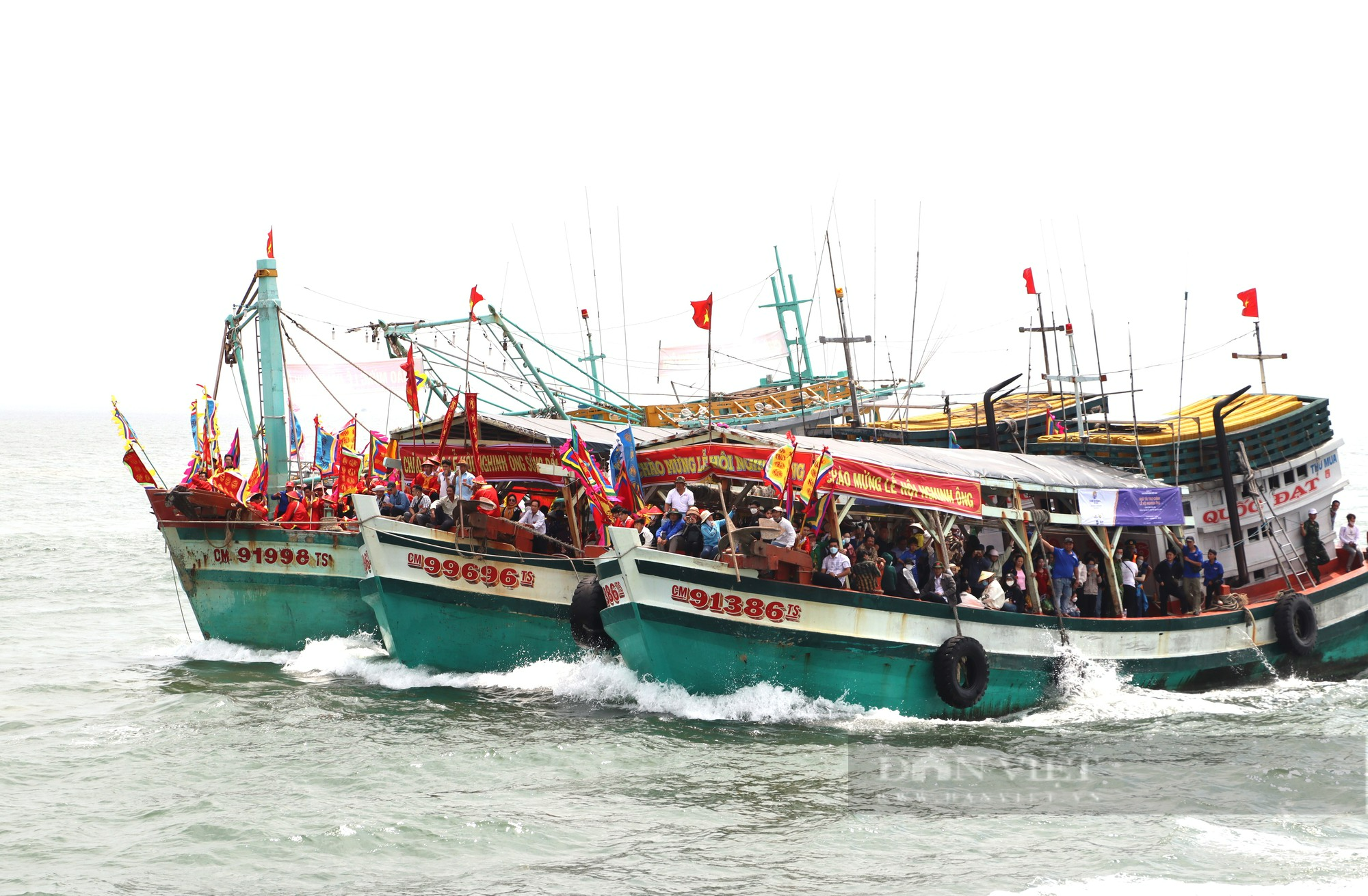 Hàng nghìn người tham gia lễ hội Nghinh Ông Sông Đốc - Ảnh 3.
