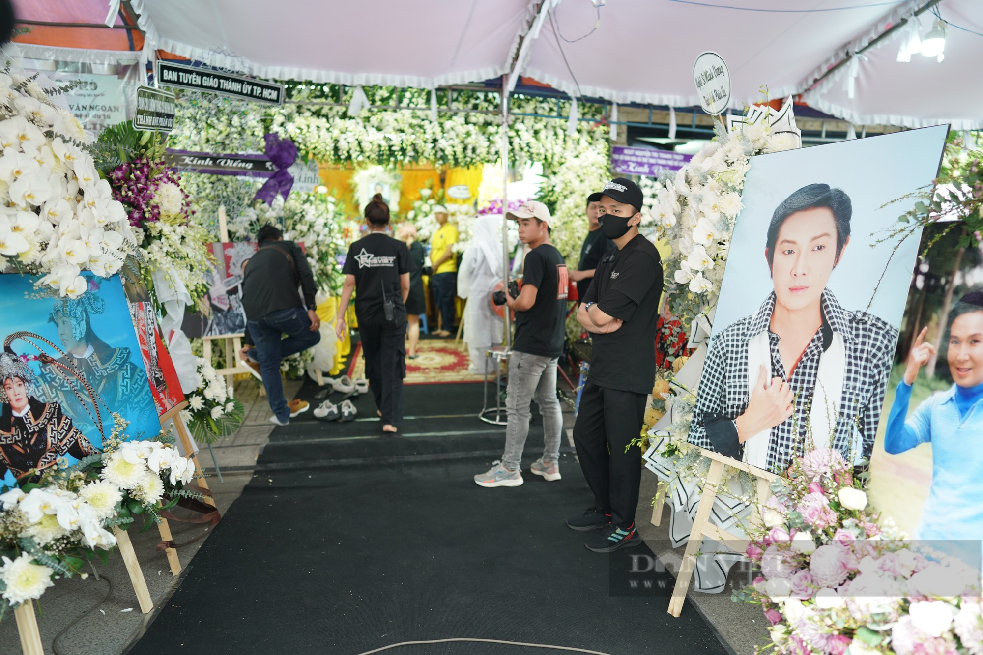 Youtuber, tiktoker túc trực ăn theo tang lễ NSƯT Vũ Linh, gia đình muốn &quot;riêng tư&quot; - Ảnh 1.