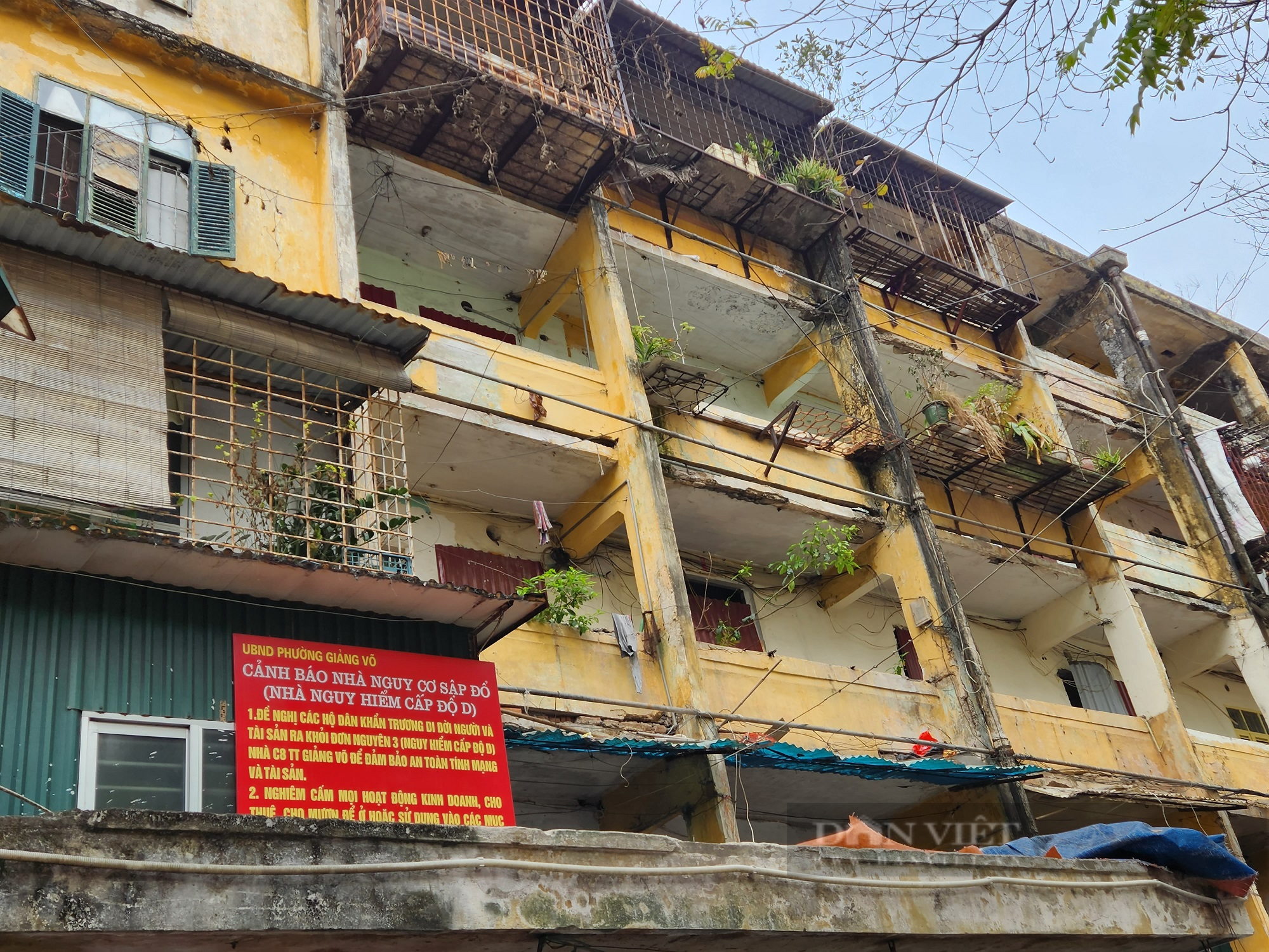 Cận cảnh 4 chung cư cũ Hà Nội có nguy cơ sập đổ chờ phá dỡ  - Ảnh 2.