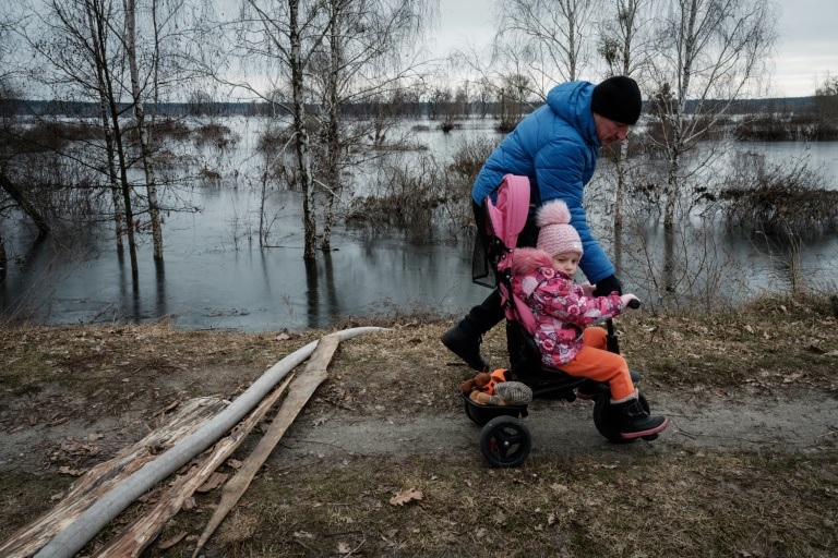 Chiến thuật thủy lực của Ukraine làm 1 ngôi làng ngập lụt cả năm trời, người dân chán nản - Ảnh 1.
