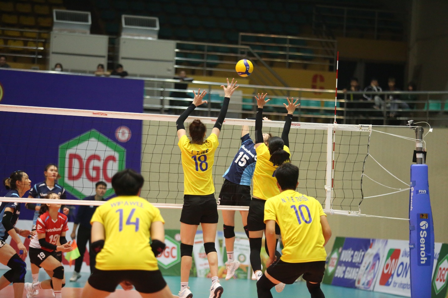 Nữ Ninh Bình Lienvietpostbank toàn thắng tại bảng A Vòng 1 Giải Bóng chuyền VĐQG 2023 - Ảnh 1.