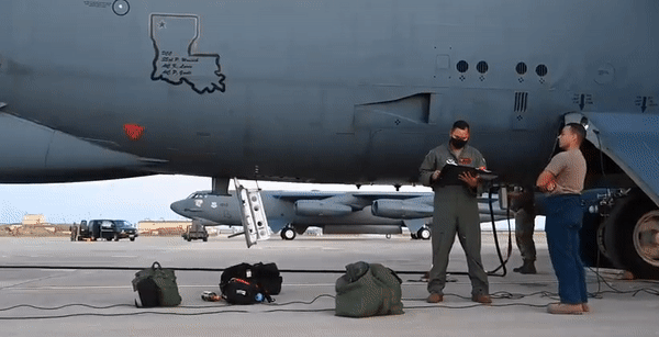 Mỹ điều &quot;pháo đài bay&quot; B-52 tới bán đảo Triều Tiên - Ảnh 17.