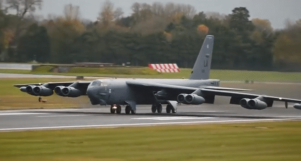 Mỹ điều &quot;pháo đài bay&quot; B-52 tới bán đảo Triều Tiên - Ảnh 21.