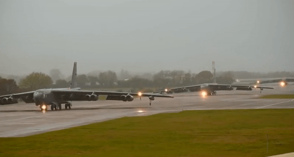 Mỹ điều &quot;pháo đài bay&quot; B-52 tới bán đảo Triều Tiên - Ảnh 6.
