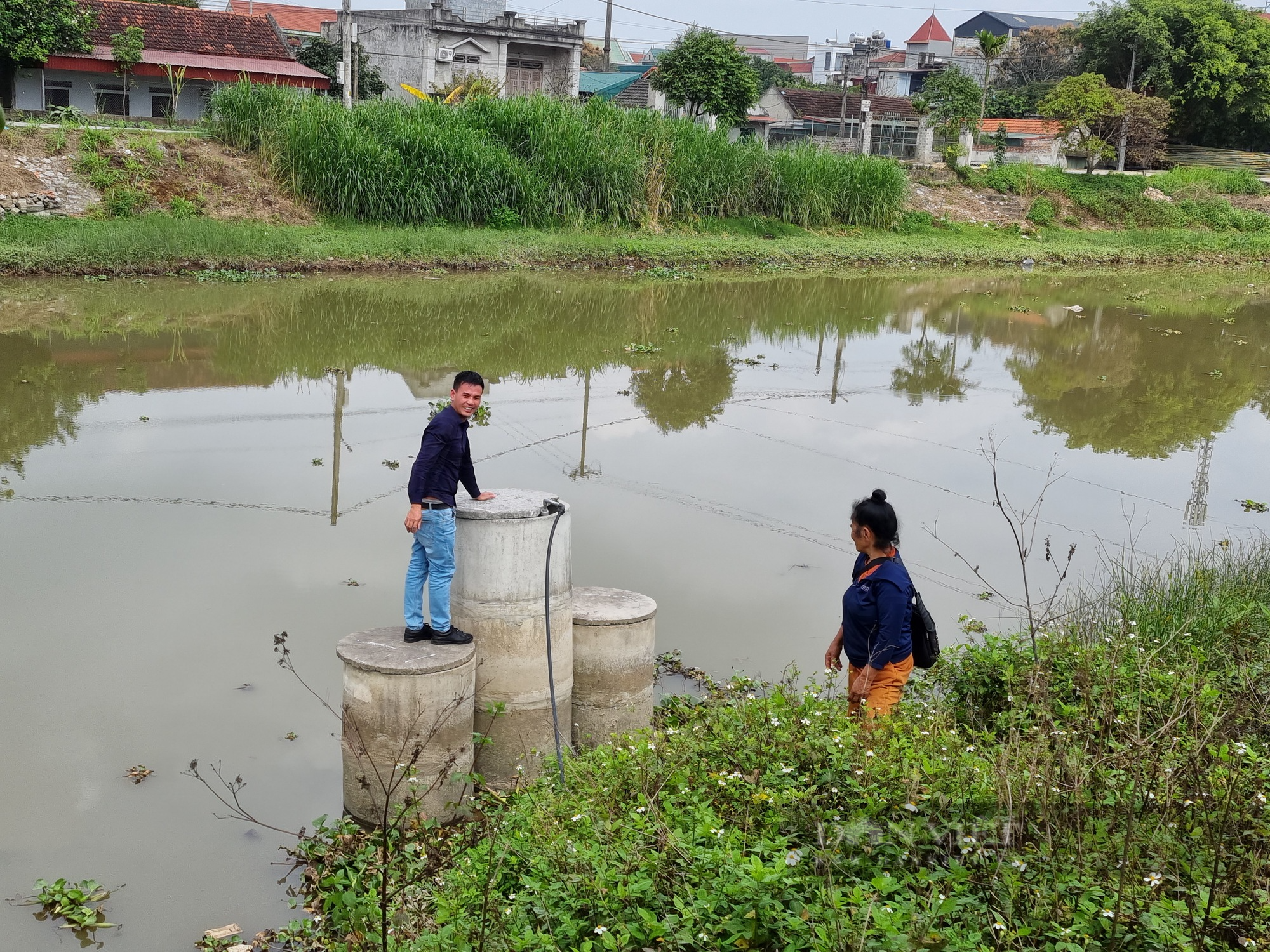 Vụ hơn 1.000 hộ dân “khát” nước sạch ở Ninh Bình: Phó Chủ tịch UBND huyện Yên Mô trực tiếp đi kiểm tra - Ảnh 2.