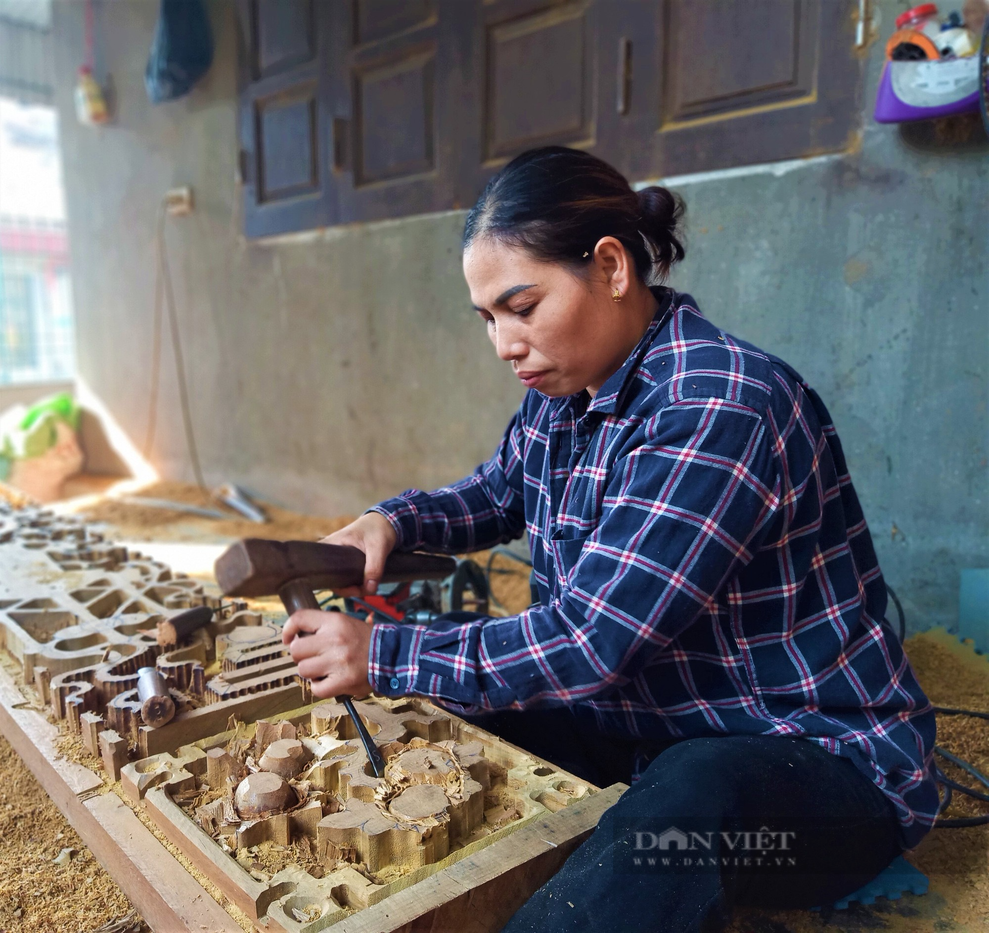 Về làng mộc truyền thống mấy trăm năm tuổi Cúc Bồ ở Hải Dương xem phụ nữ làm nghề của đàn ông - Ảnh 1.