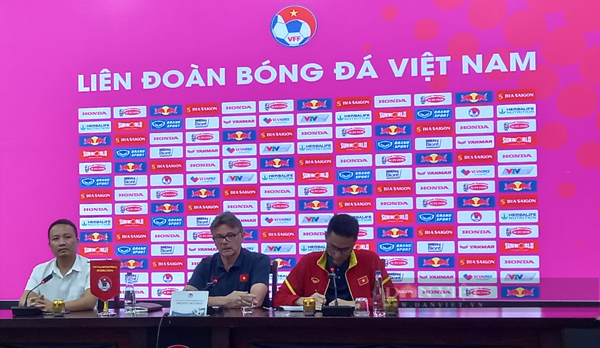HLV Philippe Troussier: &quot;6-7 cầu thủ U20 Việt Nam đủ sức cạnh tranh vị trí ở ĐT Việt Nam&quot; - Ảnh 1.
