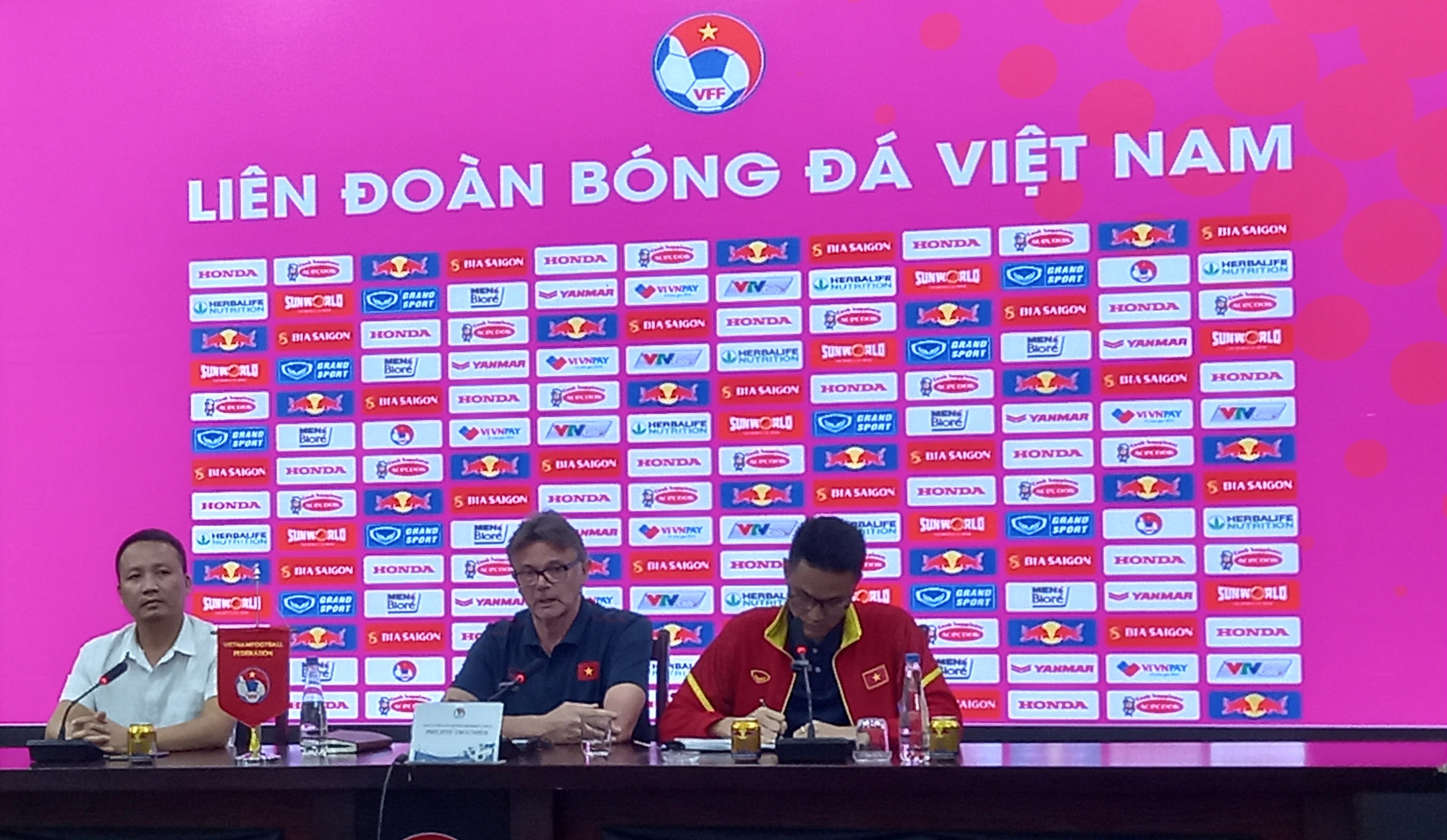 HLV Troussier khuyên Quang Hải điều quyết định để trụ lại Pau FC - Ảnh 2.