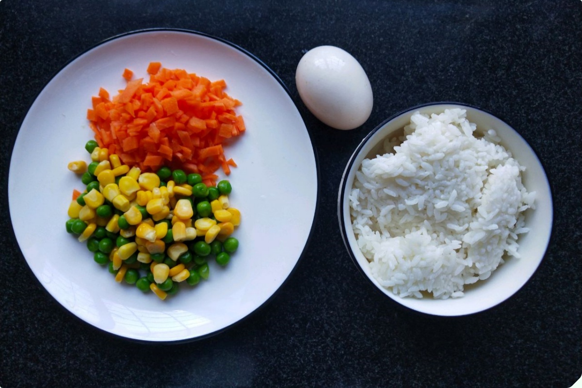 Rang cơm nên cho trứng hay chiên cơm trước? Đầu bếp mách nhỏ 1 bí kíp, hạt cơm mềm và trong veo - Ảnh 4.