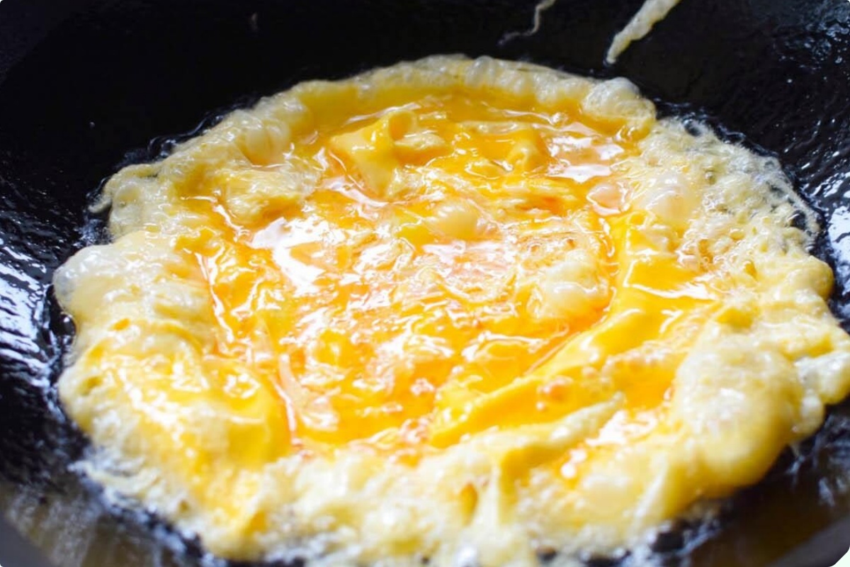 Rang cơm nên cho trứng hay chiên cơm trước? Đầu bếp mách nhỏ 1 bí kíp, hạt cơm mềm và trong veo - Ảnh 2.