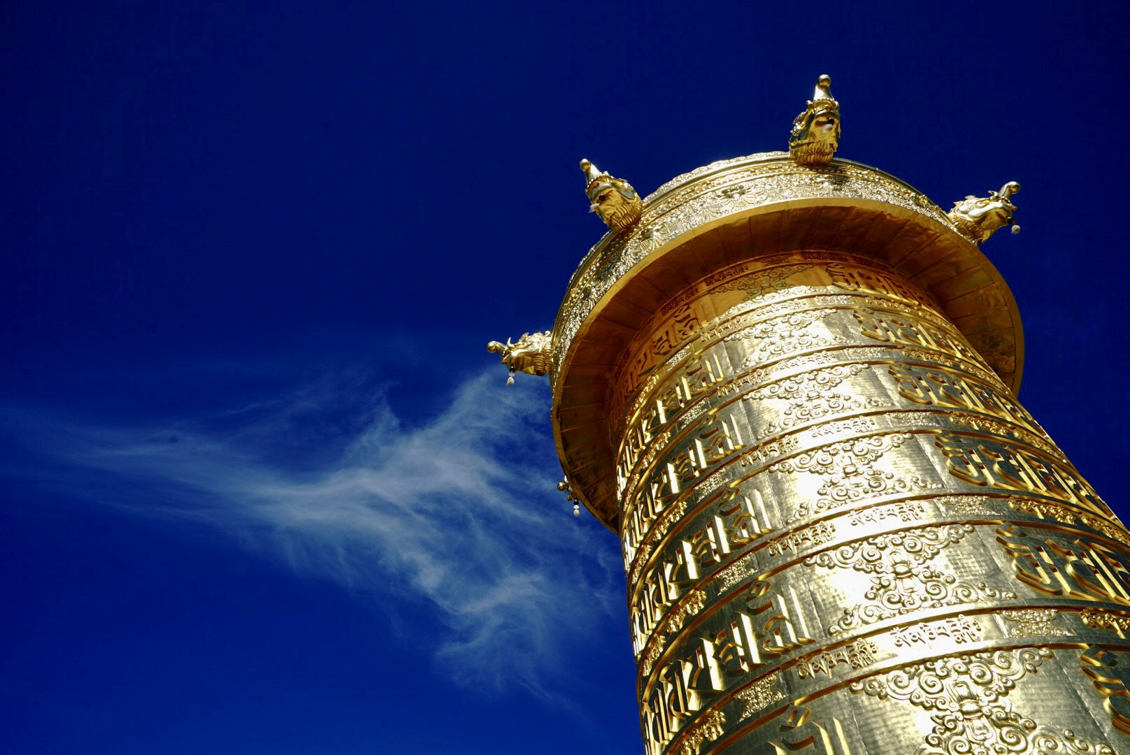 Hàng ngàn người dân đến tham quan Đại bảo tháp kinh luân nặng 200 tấn, dát vàng 24k - Ảnh 5.