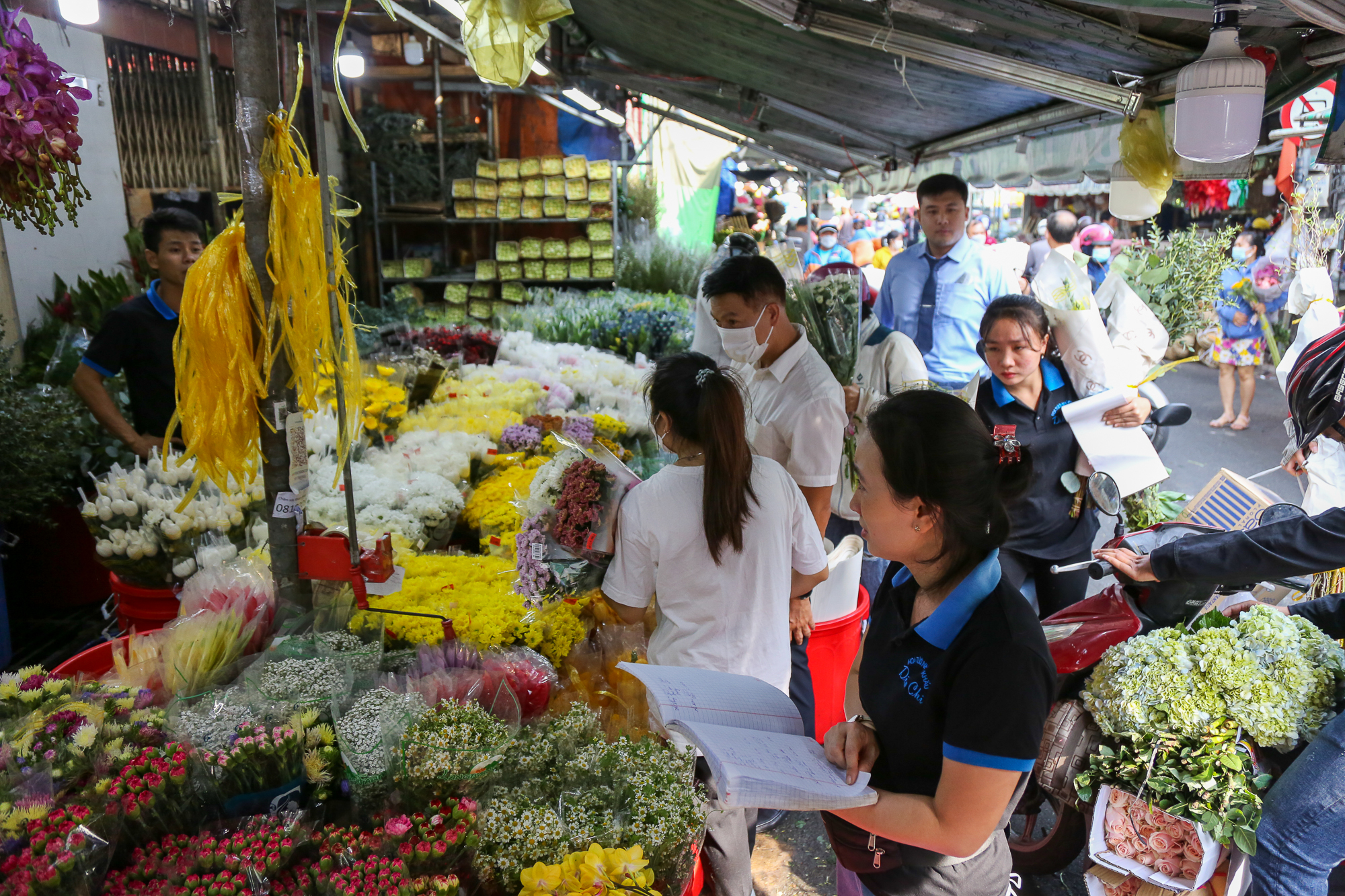 Chợ hoa lớn nhất TP.HCM nườm nượp khách dù giá tăng gấp 4 lần dịp 8/3 - Ảnh 11.