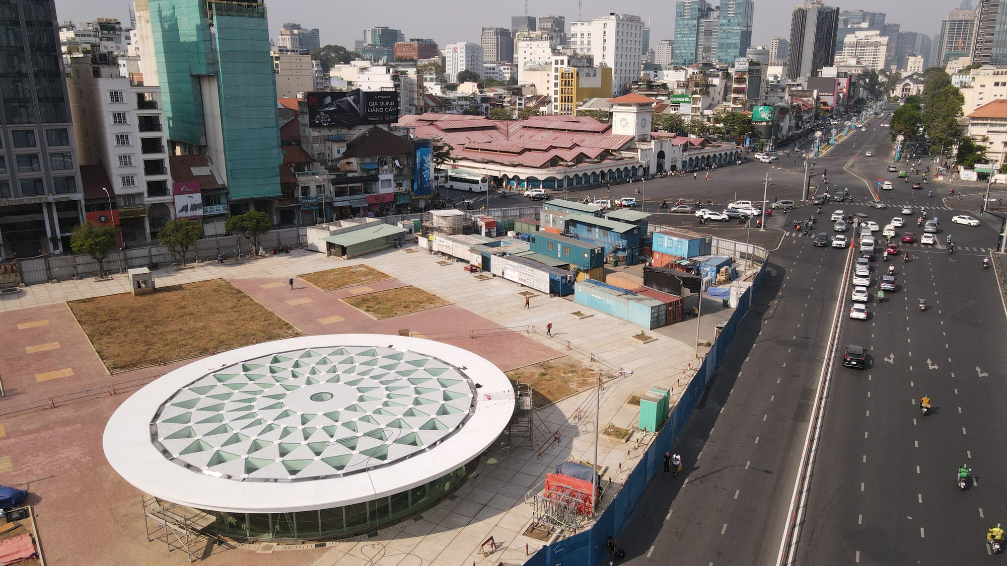 Toàn cảnh giếng trời hình hoa sen khổng lồ tại ga ngầm Bến Thành - Ảnh 1.