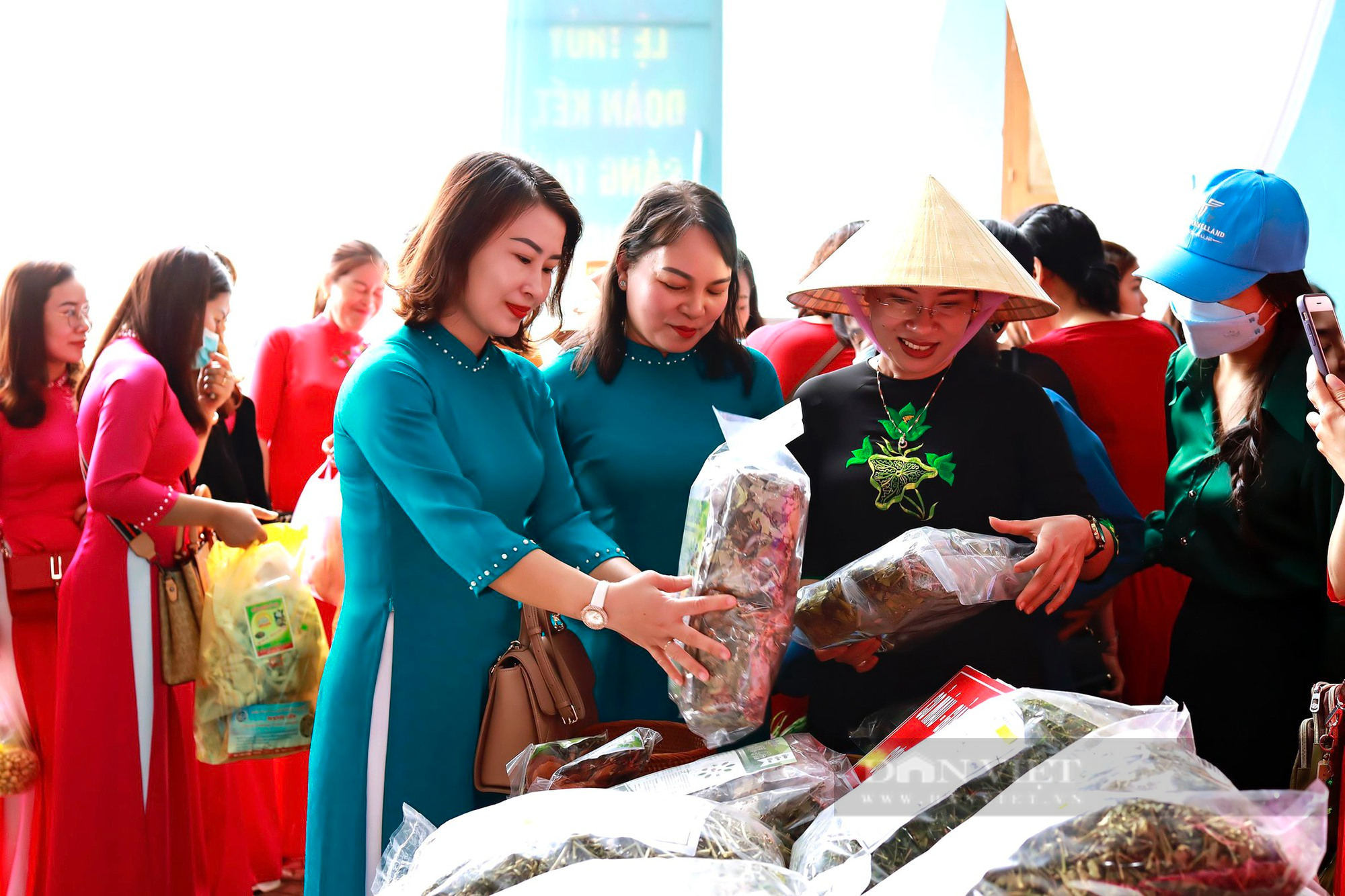 Phụ nữ Lệ Thuỷ (Quảng Bình) mặc áo dài bán nông sản nhân dịp 8/3 - Ảnh 6.