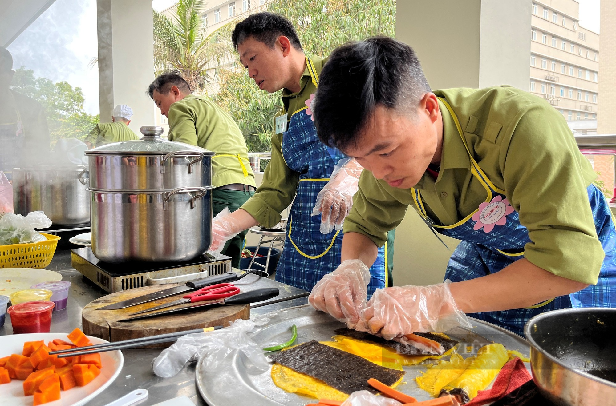 Nghệ An: Nam bác sĩ vào bếp biểu diễn tuyệt kỹ nấu bữa cơm quý ông khiến chị em lác mắt - Ảnh 5.