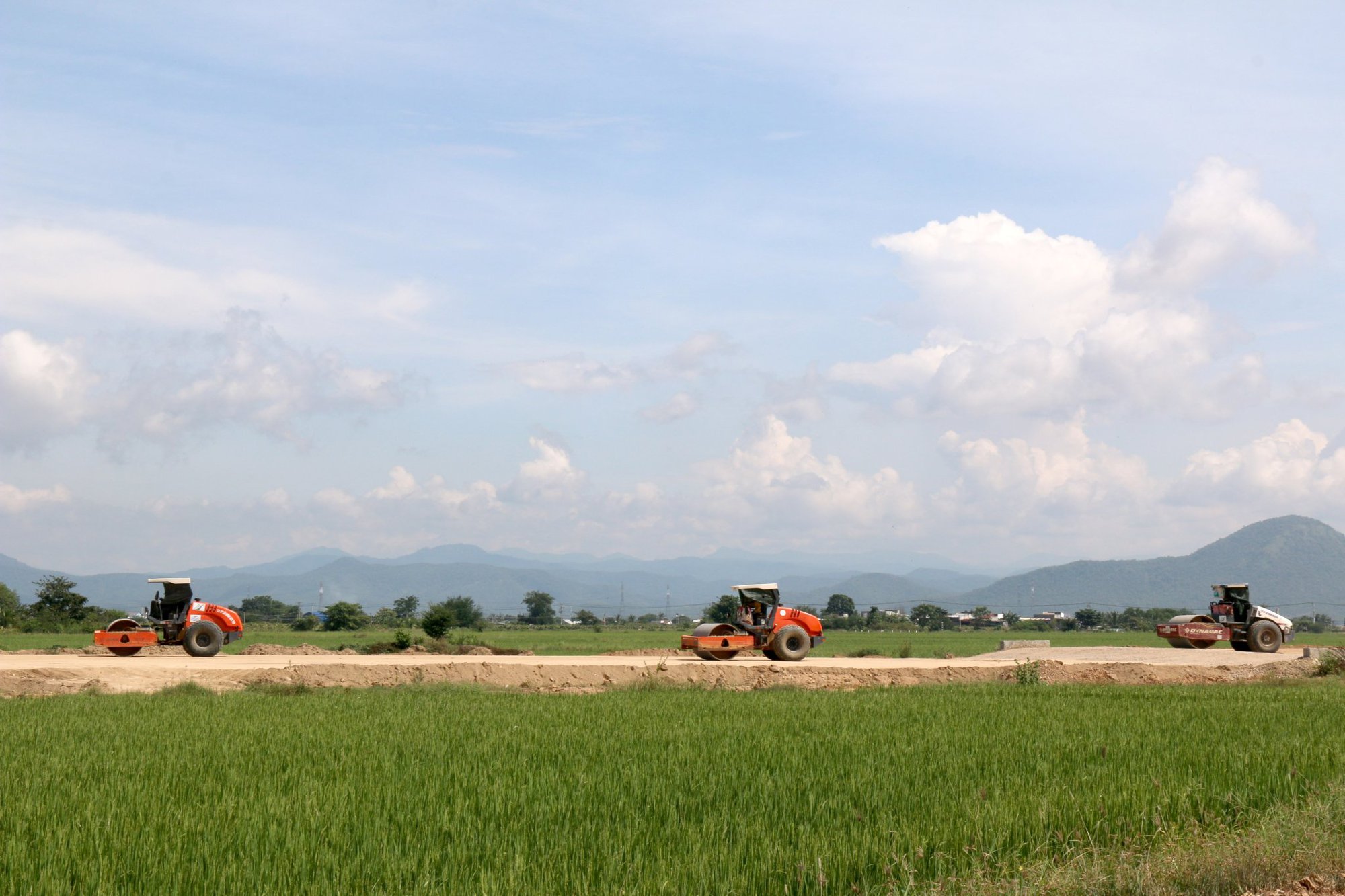 Bình Thuận kiến nghị Thủ tướng gia hạn khai thác 6 mỏ đất thi công cao tốc Vĩnh Hảo - Phan Thiết - Ảnh 1.