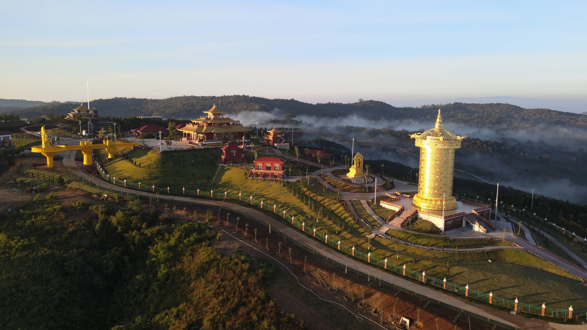 Cận cảnh đại bảo tháp kinh luân dát vàng 24k lớn nhất thế giới tại Lâm Đồng - Ảnh 2.