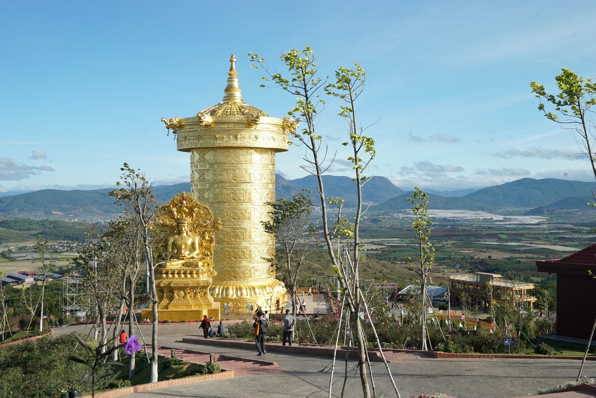 Cận cảnh đại bảo tháp kinh luân dát vàng 24k lớn nhất thế giới tại Lâm Đồng - Ảnh 12.