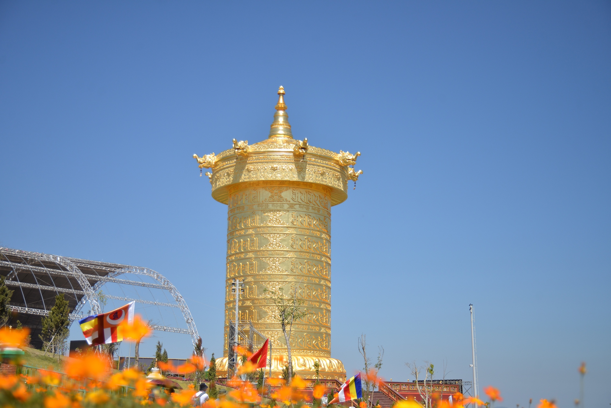 Cận cảnh đại bảo tháp kinh luân dát vàng 24k lớn nhất thế giới tại Lâm Đồng - Ảnh 6.