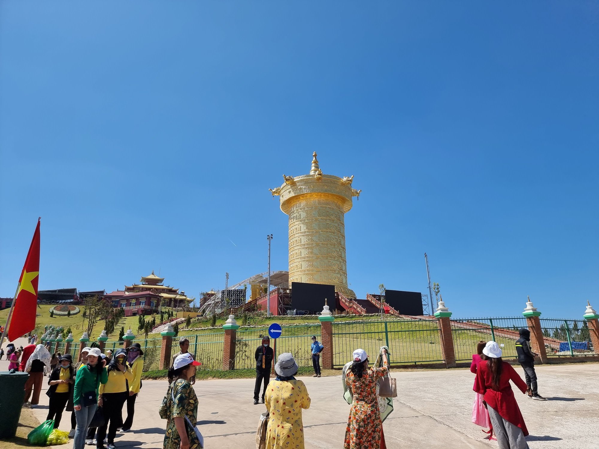 Cận cảnh đại bảo tháp kinh luân dát vàng 24k lớn nhất thế giới tại Lâm Đồng - Ảnh 9.