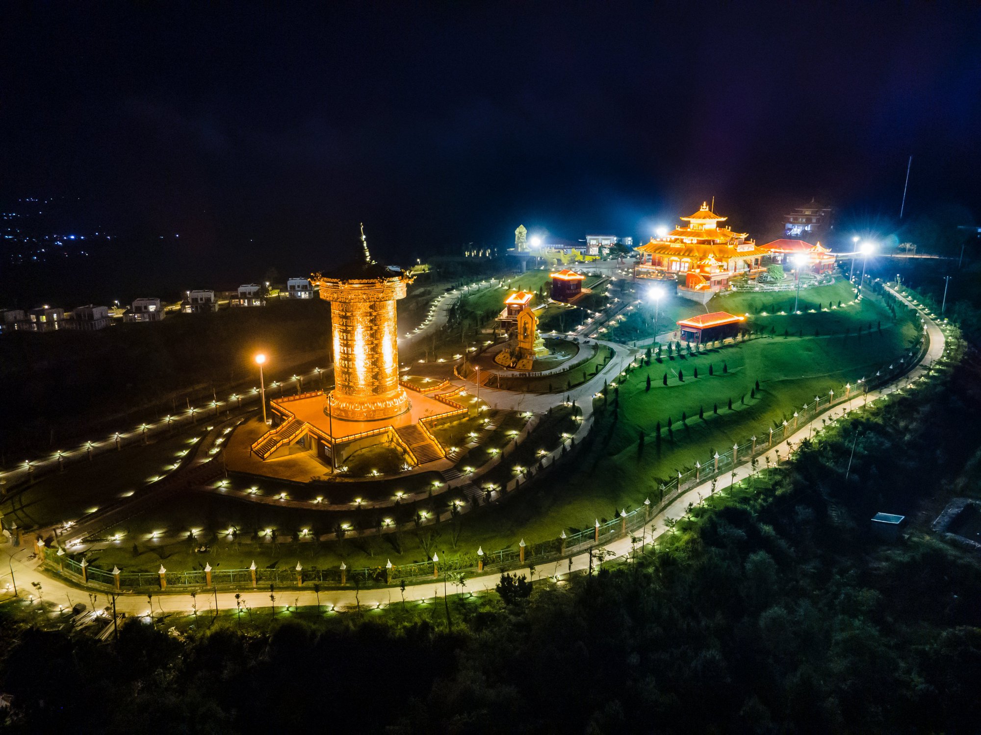 Cận cảnh đại bảo tháp kinh luân dát vàng 24k lớn nhất thế giới tại Lâm Đồng - Ảnh 8.