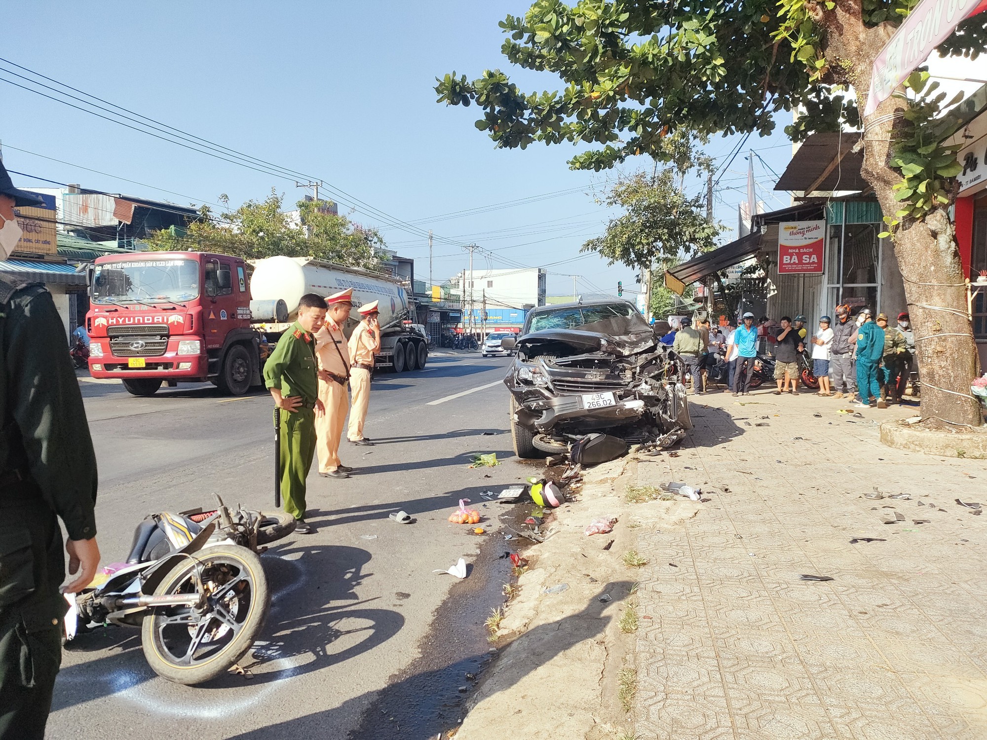 Dừng đèn đỏ, xe bán tải bất ngờ lao qua đường tông 2 xe máy khiến 3 người thương vong - Ảnh 1.